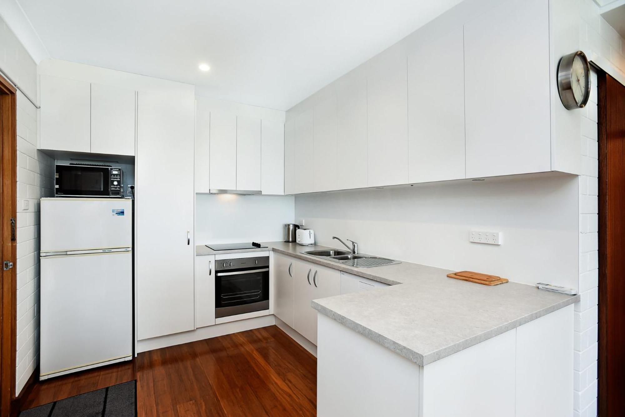 Dolphins Beachfront Apartment No 4 พอร์ตเอลเลียต ภายนอก รูปภาพ