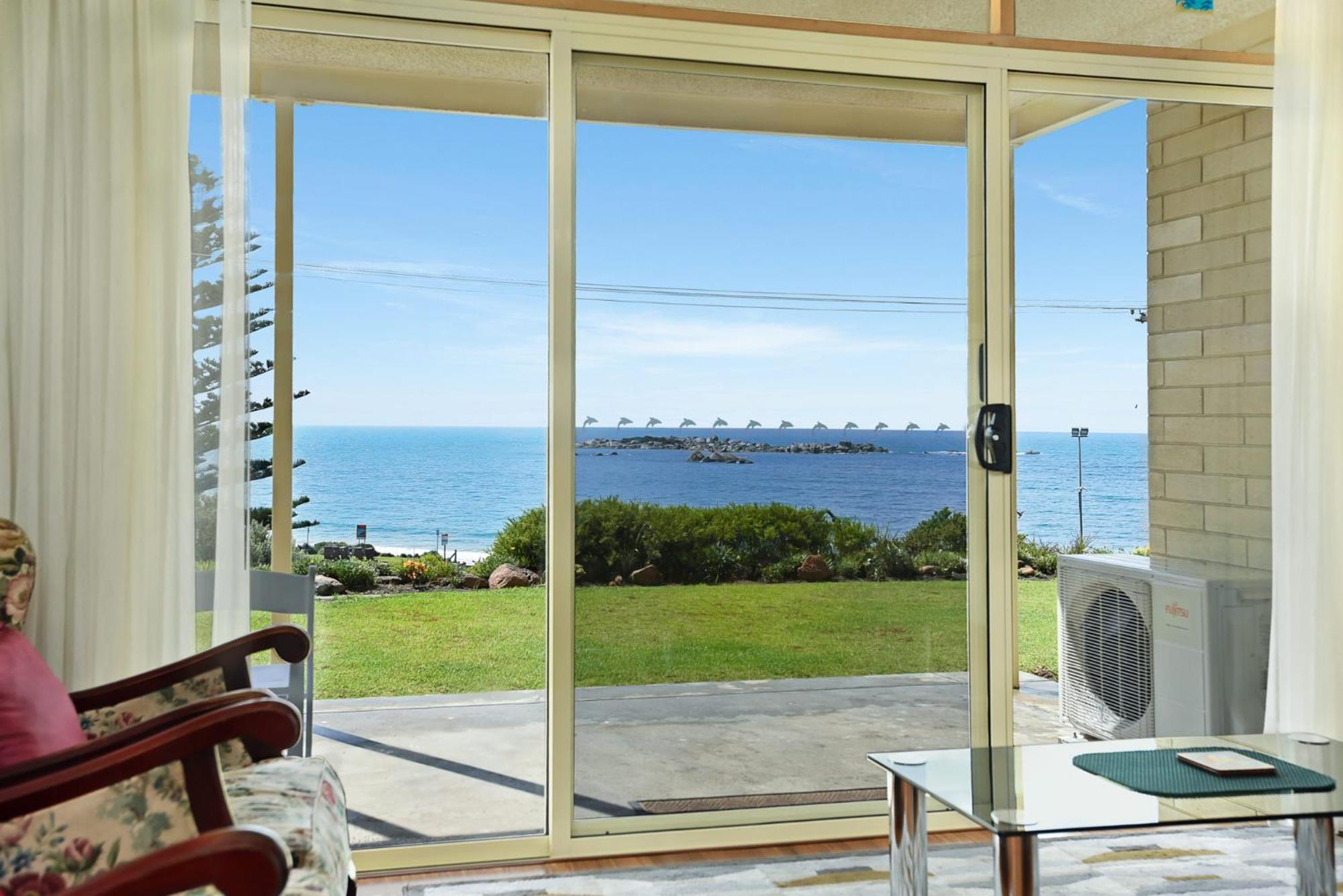 Dolphins Beachfront Apartment No 4 พอร์ตเอลเลียต ภายนอก รูปภาพ