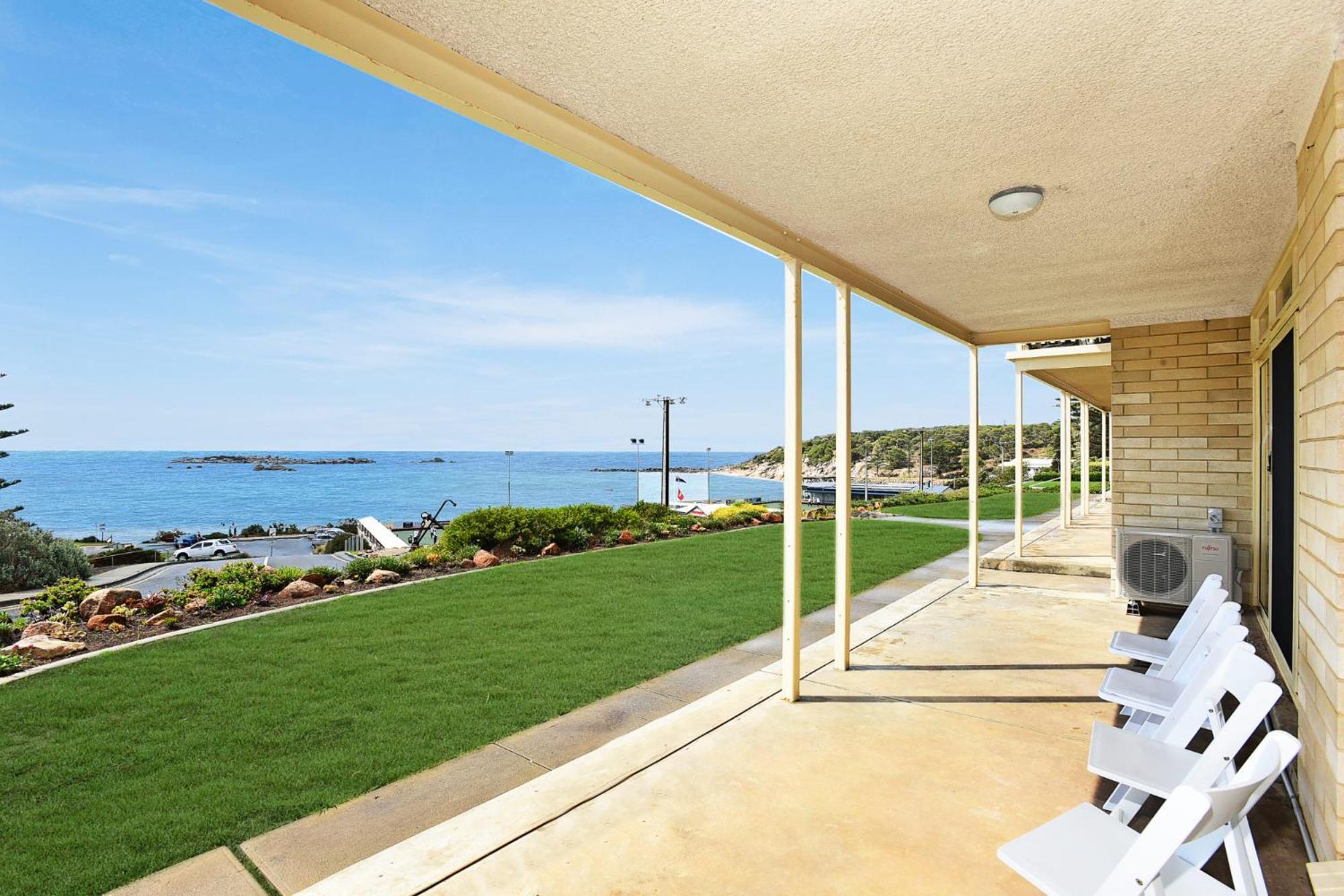 Dolphins Beachfront Apartment No 4 พอร์ตเอลเลียต ภายนอก รูปภาพ